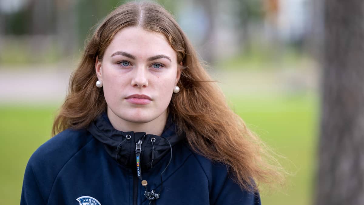 Naisleijonien Nella Berg Vierumäen Olympic Centerin pihalla.