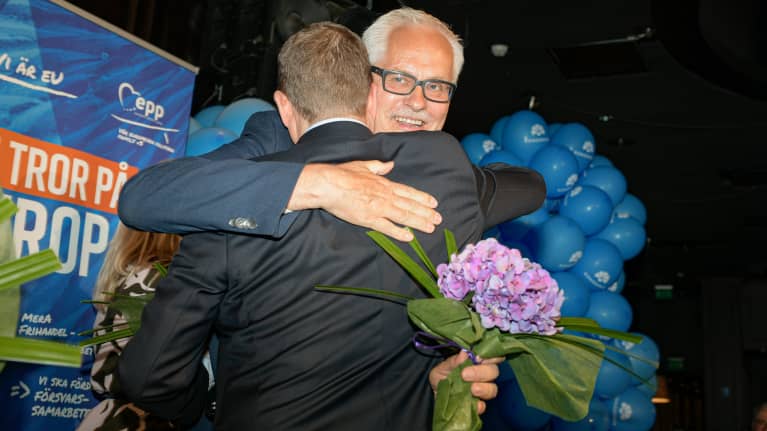 Petri Sarvamaa (kok.) halaa Petteri Orpoa (kok.) europarlamenttivaalien aikaan 26. toukokuuta 2014