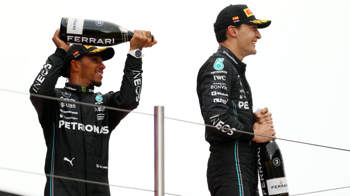 Lewis Hamilton ja George Russell juhlivat kakkos- ja kolmossijaa Espanjan GP:n jälkeen.