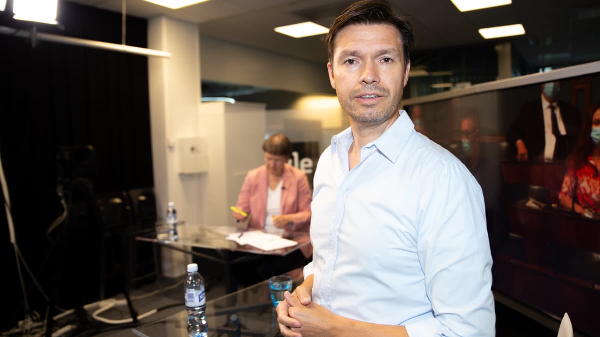 Ulkopoliittisen instituutin johtava tutkija Charly Salonius-Pasternak Ylen erikoisuutislähetyksessä.