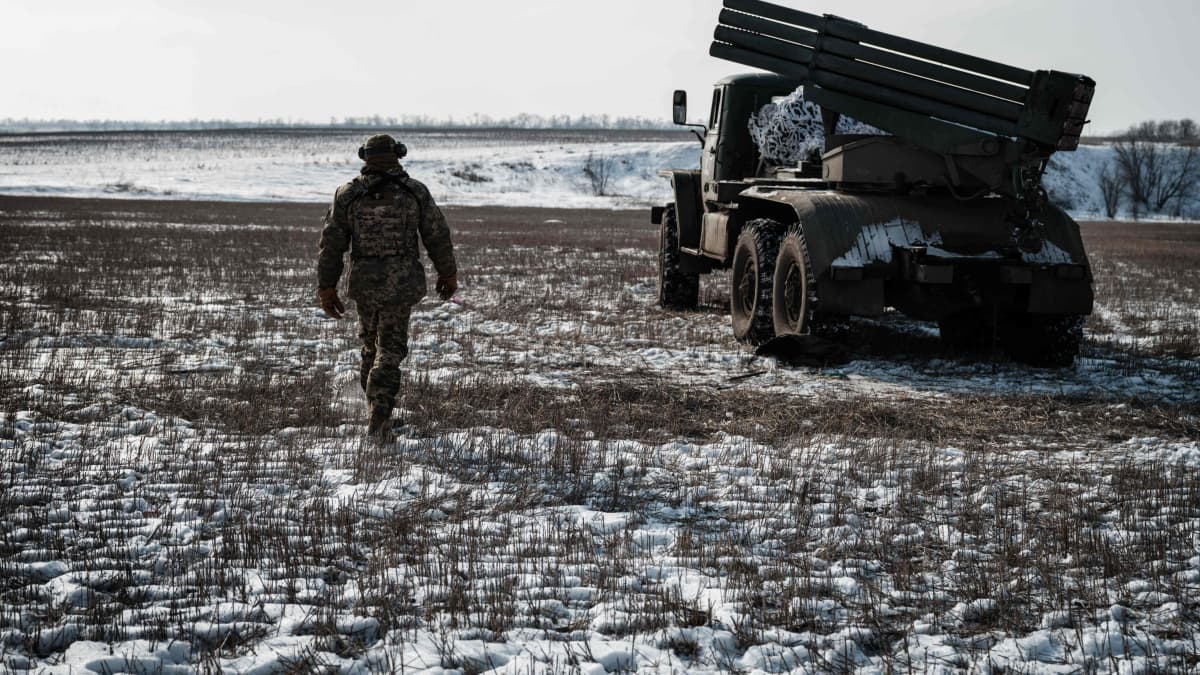 Soldat går på ett fält i Ukraina