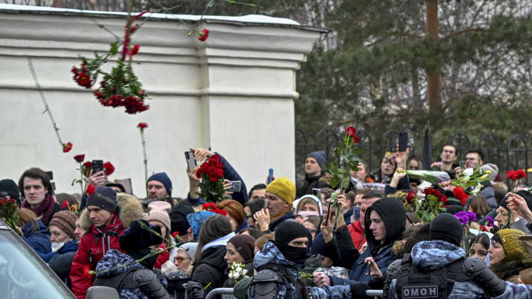 Aleksei Navalnyin kannattajat hyvästelivät oppositiopoliitikon ...