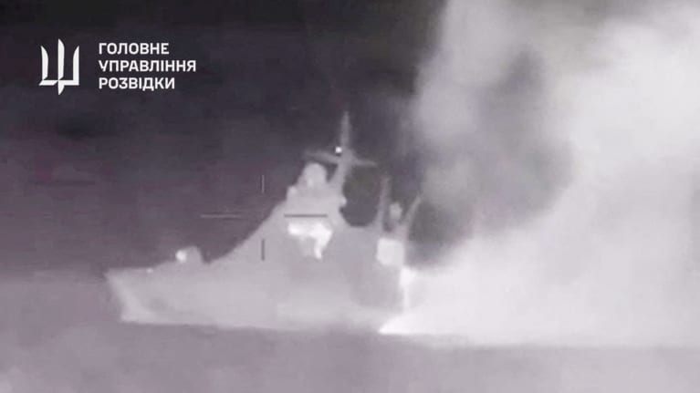 Väitetysti Ukrainan tuhoama sota-alus Sergei Koslov savuaa öisessä kuvassa.