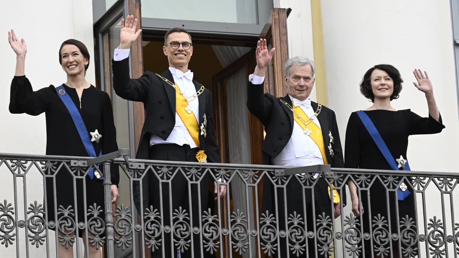 Suzanne Innes-Stubb, Alexander Stubb, Sauli Niinistö och Jenni Haukio vinkar på en balkong.