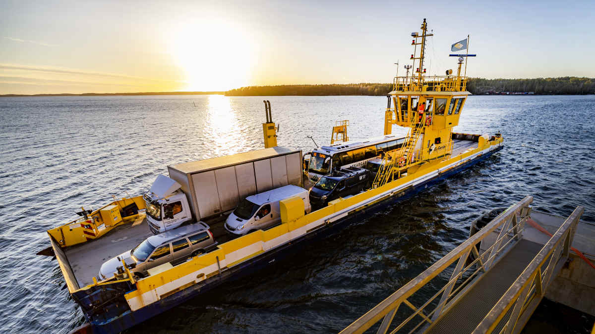 Den gula landsvägsfärjan Prostvik 1 i solskenet. Finferries