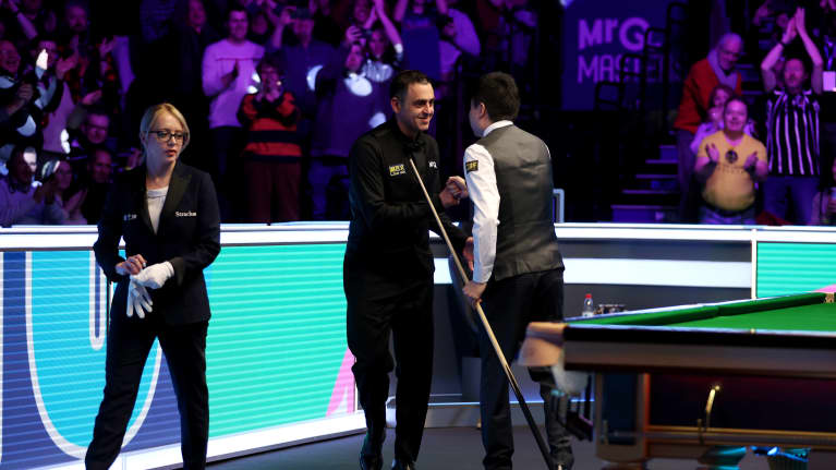 Ronnie O'Sullivan kukisti tämänvuotisen Mastersin avauskierroksella Ding Junhuin erin 6–3. Tässä O'Sullivan onnittelee kiinalaista 147 pisteen maksimibreikistä.  