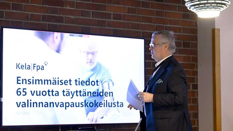 Lasse Lehtonen speaks at the Kela press conference.