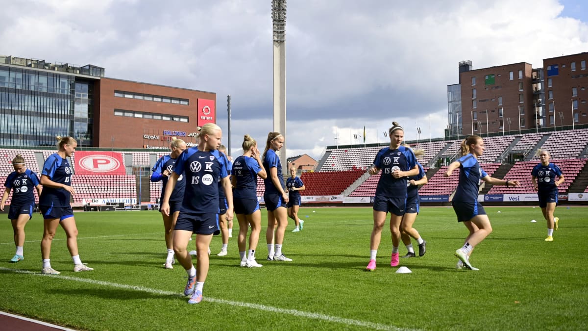 Helmarit harjoitteli Ratinan stadionilla Tampereella 17. heinäkuuta 2023 ennen tiistain ystävyysottelua Skotlantia vastaan.