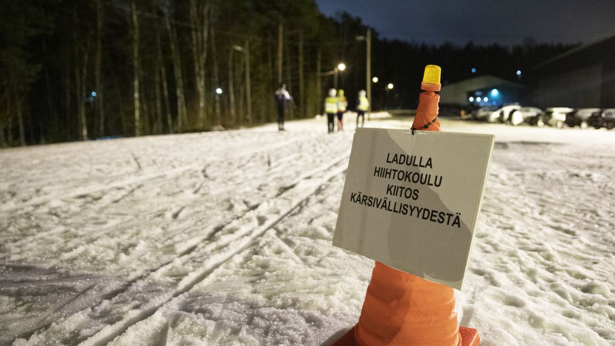 Hiihtokoulusta varoittava kyltti Lappeenrannan Huhtieniemen ladun varrella.