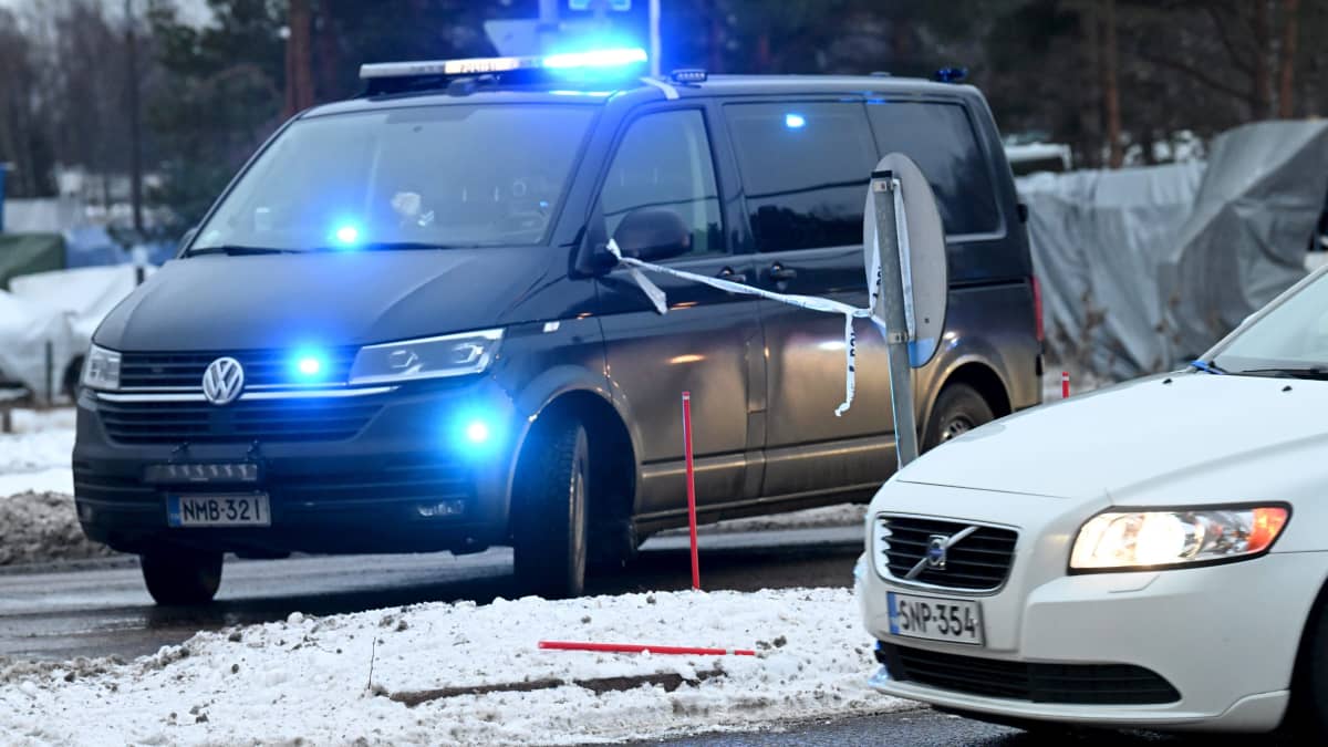 Polisbil med blåljusen påslagna i Botby gård i Helsingfors den 23 november 2022.