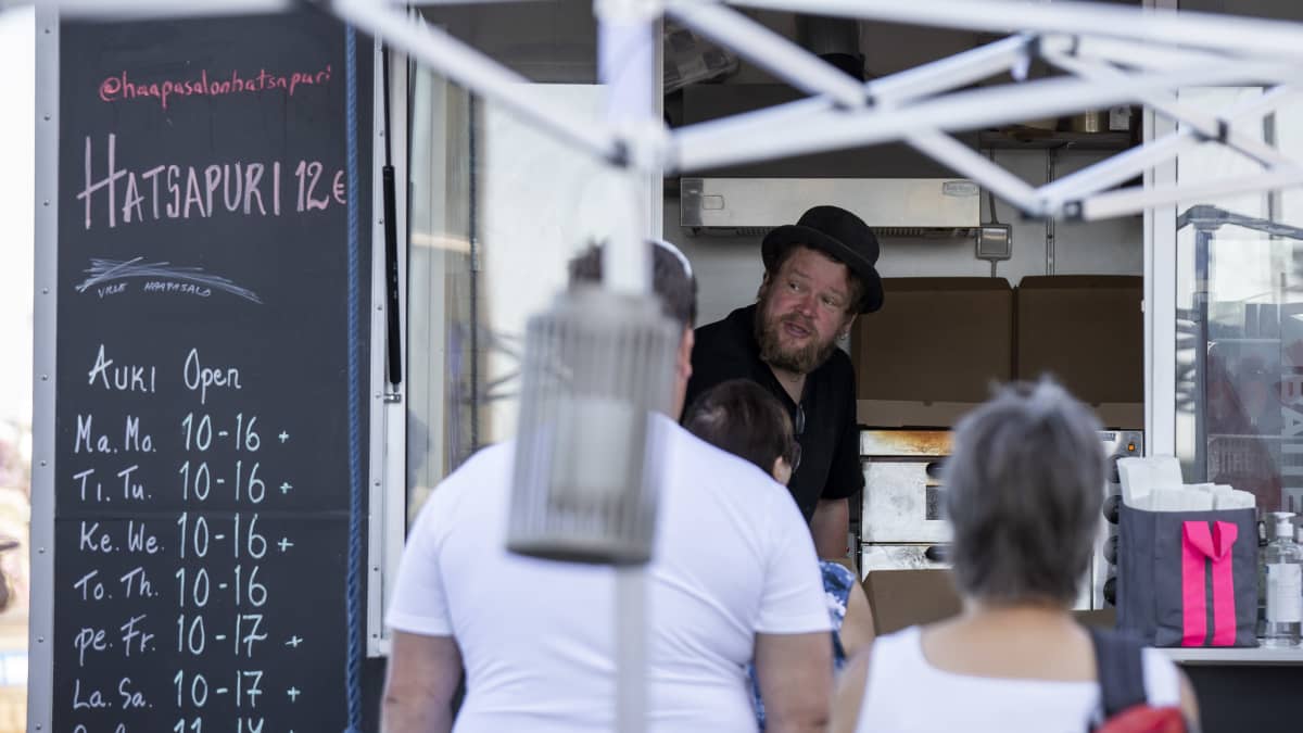 Ville Haapasalo hatsapuri-kojullaan Puumalassa.