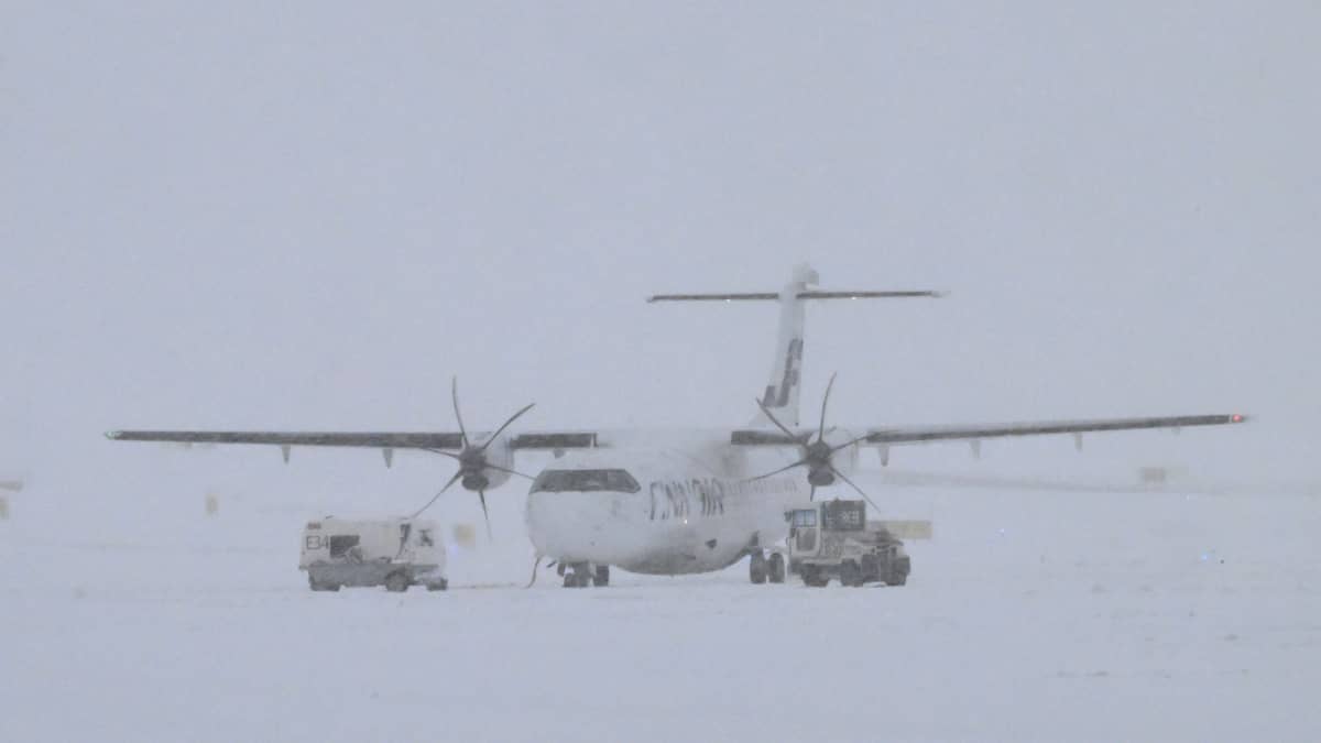 The flights have been delayed because of the snow. Image: Lehtikuva