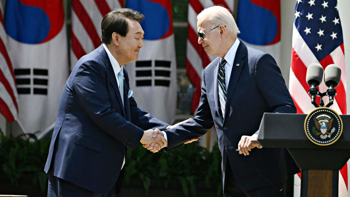 Etelä-Korean presidentti Yoon Suk Yeol ja Yhdysvaltain presidentti Joe Biden kättelevät Valkoisen talon edustalla 26. huhtikuuta 2023.