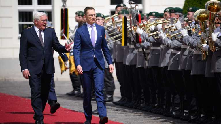 Frank-Walter Steinmeier ja Alexander Stubb kävelevät punaisella matolla armeijan soittokunnan ohi.