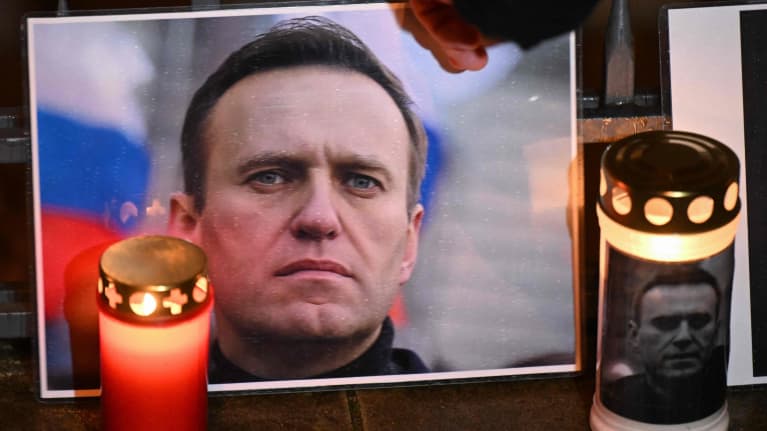 Aleksei Navalnyin kuva ja kynttilöitä.