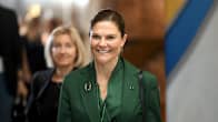 Prinsessa Victoria hymyilee kävellessään.