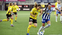 KuPS:n Yuuka Kurosaki (vas) ja HJK:n Linda Nyman kamppailevat pallosta.