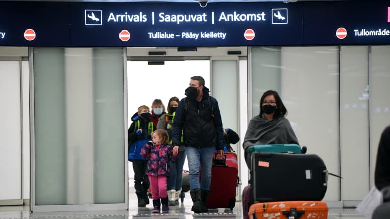 Människor på Helsingfors-Vanda flygplats den 30 december 2021.