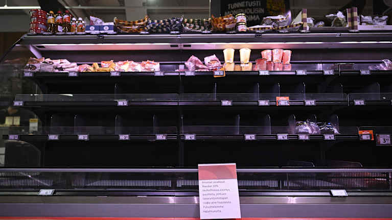 Jauhelihahylly ruokakaupassa on tyhjä, ja sen edessä on ilmoitus jauhelihan saatavuusongelmista.