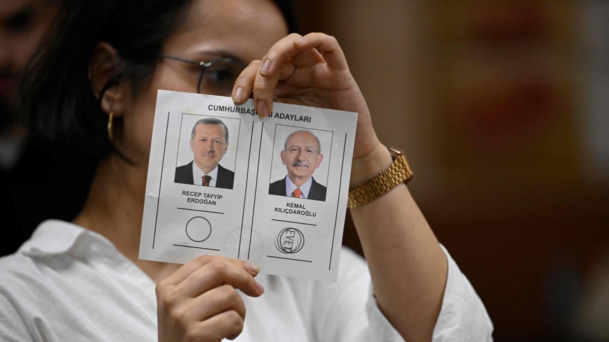 Turkkilainen vaalivirkailija pitelee käsissään Turkin presidentinvaalien toisen äänestyskierroksen äänestyslipuketta.