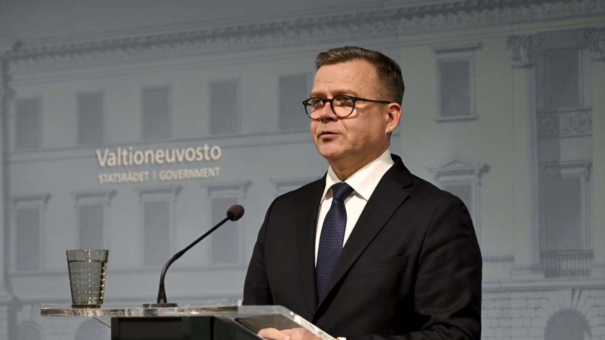 Petteri Orpo tiedotustilaisuudessa.