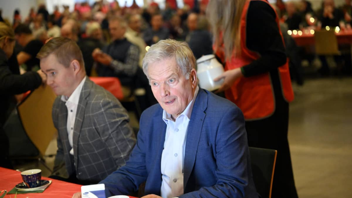 Tasavallan presidentti Sauli Niinistö osallistui Hurstin Avun perinteiseen yksinäisten ja vähävaraisten joulujuhlaan, joka järjestettiin jouluaattona Helsingin Messukeskuksessa 24. joulukuuta 2023. Kuva: Vesa Moilanen / Lehtikuva