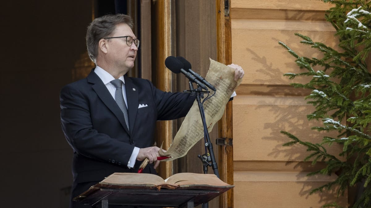 Turun kaupungin protokollapäällikkö Mika Akkanen luki joulurauhan julistuksen Brinkkalan talon parvekkeelta Turussa jouluaattona 24. joulukuuta 2023. Kuva: Roni Lehti / Lehtikuva