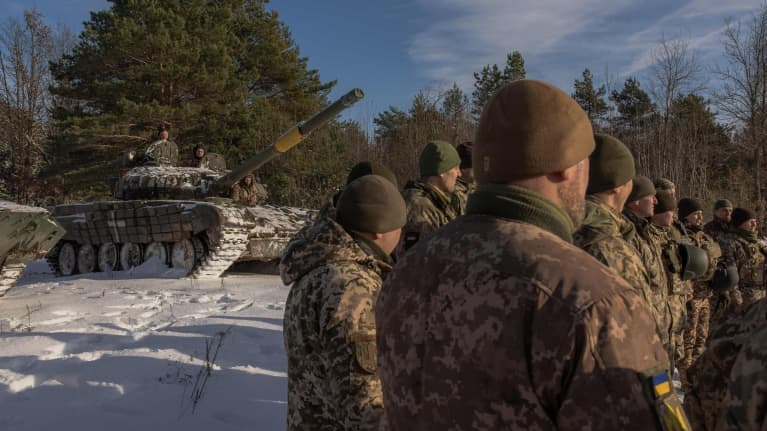 Ukrainalaisia sotilaita sotilasharjoituksissa.