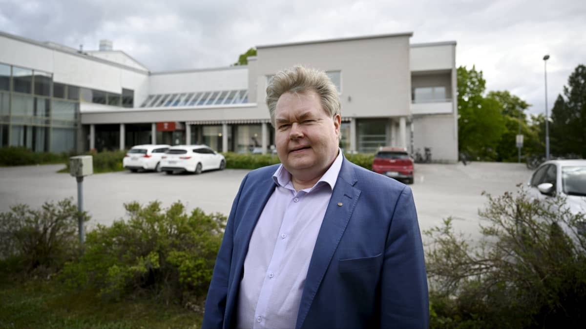 Paraisten lukion rehtori Ari Rintanen kuvattuna Paraisten lukion pihalla.