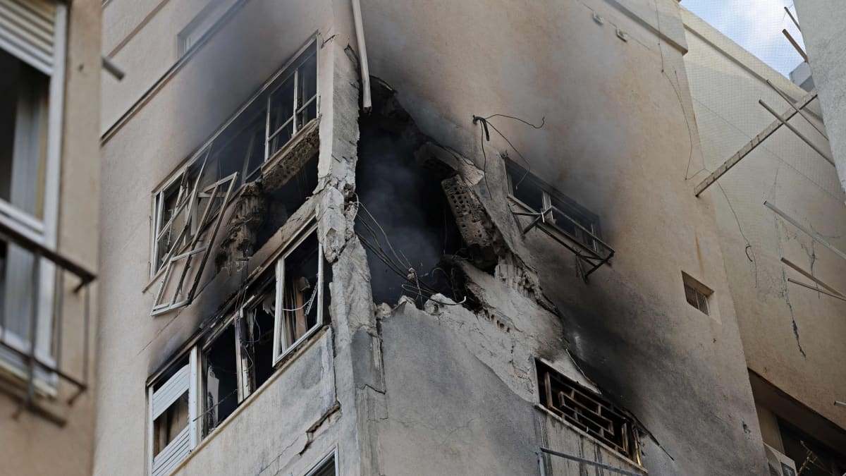 Tel Avivissa oleva asuinrakennus vaurioitui Gazan kaistalta Israeliin suuntautuvan rakettihyökkäyksen seurauksena.