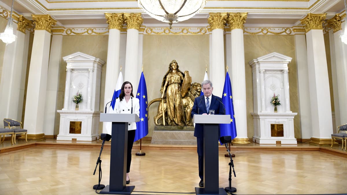 Pääministeri Sanna Marin ja presidentti Sauli Niinistö tiedotustilaisuudessa Helsingissä 15.5.2022. Aiheena Suomen Nato-päätös.