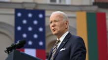 Joe Biden pitää puhetta Vilnan yliopistolla.