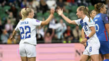 Suomen Jutta Rantala ja Linda Sällström lyövät kädet yhteen.