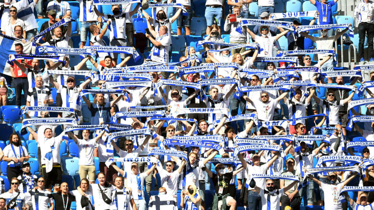 Suomen jalkapallomaajoukkueen kannattajia Pietarissa.