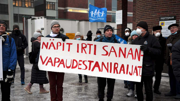 Sanan ja Uskonnonvapaus -yhdistys osoitti mieltään kristillisdemokraattien kansanedustajan Päivi Räsäsen puolesta.