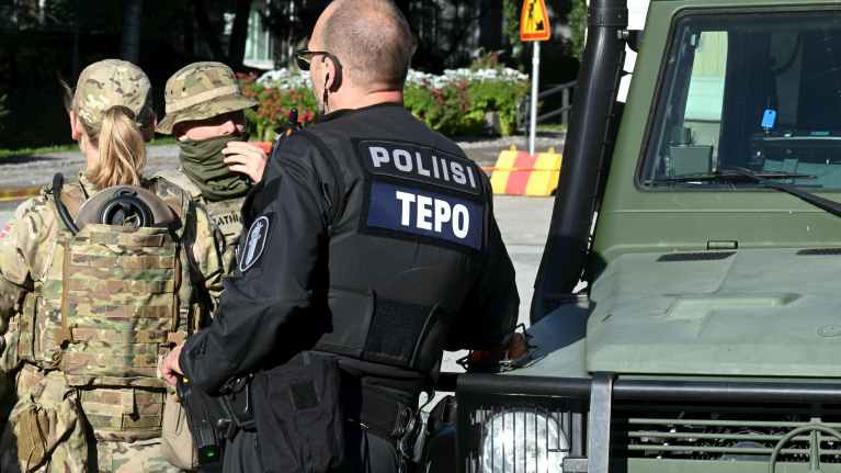 Terrorismiin ja pommeihin erikoistunut poliisin Tepo-yksikkö neuvotteli puolustusvoimien yksikön kanssa tehtävän suorittamiseksi Reccex 23 -harjoituksen mediapäivässä Helsingissä.