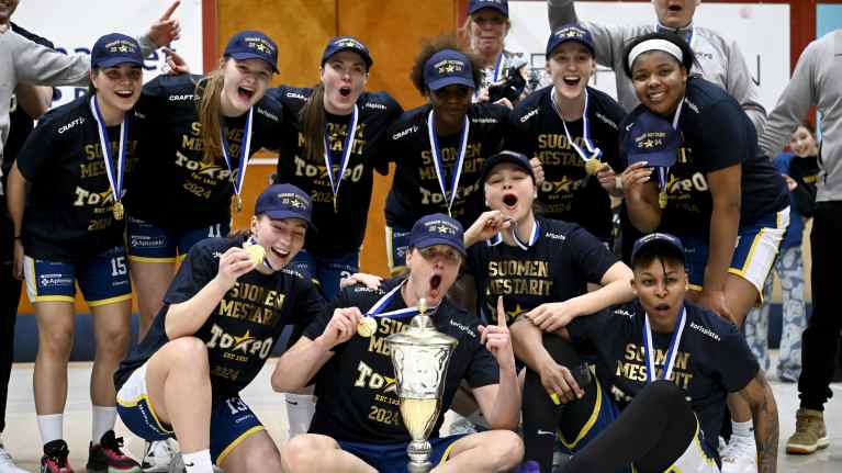 ToPon pelaajat juhlivat koripallon Suomen mestaruutta kultamitalien ja mestaruuspokaalin kanssa 23.4.2024 