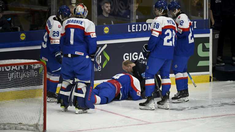 Lääkintähenkilökuntaa hoitamassa Slovakian Samuel Kupecia jääkiekon U18-maailmanmestaruuskisoissa ottelussa Slovakia–Suomi Espoossa 28. huhtikuuta 2024. Kupec loukkaantui toisen erän alussa tultuaan Suomen Heikki Ruohosen taklaamaksi.