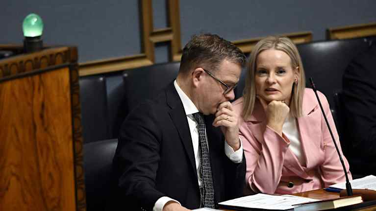 Pääministeri Petteri Orpo ja rahaministeri Riikka Purra yrittävät ratkaista Suomen rahaongelmia. Kuva: Emmi Korhonen / Lehtikuva