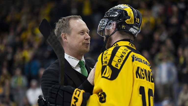 Ilveksen päävalmentaja Tommi Niemelä onnittelee KalPan Tuomas Kiiskistä finaalipaikasta.