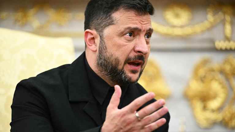 Volodymyr Zelensky puhuu tiedotustilaisuudessa.