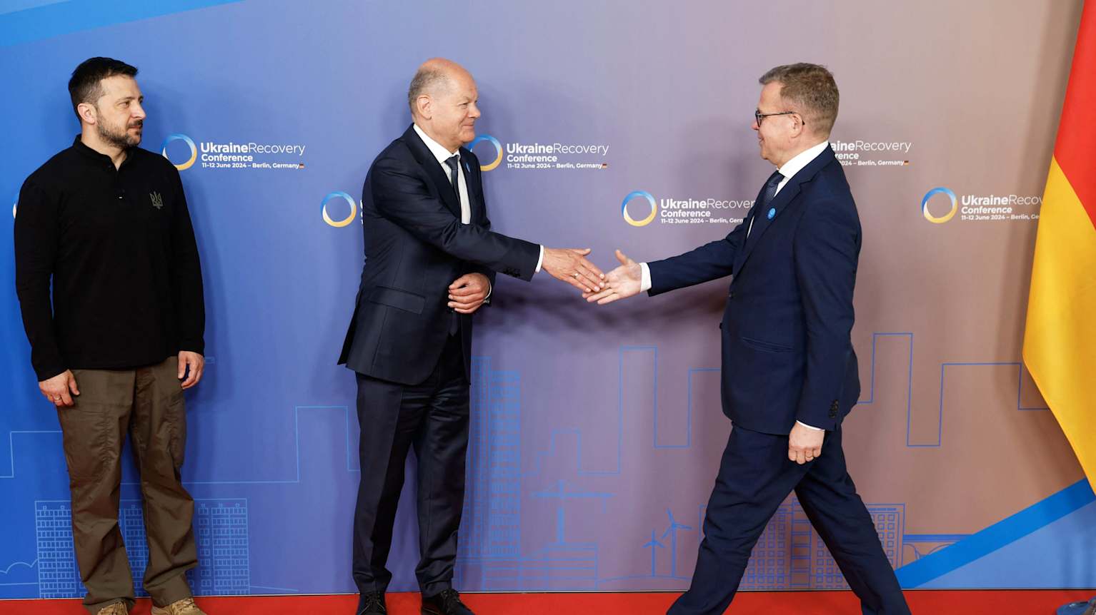  Volodymyr Zelenskyi, Olaf Scholz ja Petteri Orpo tiedotustilaisuudessa.