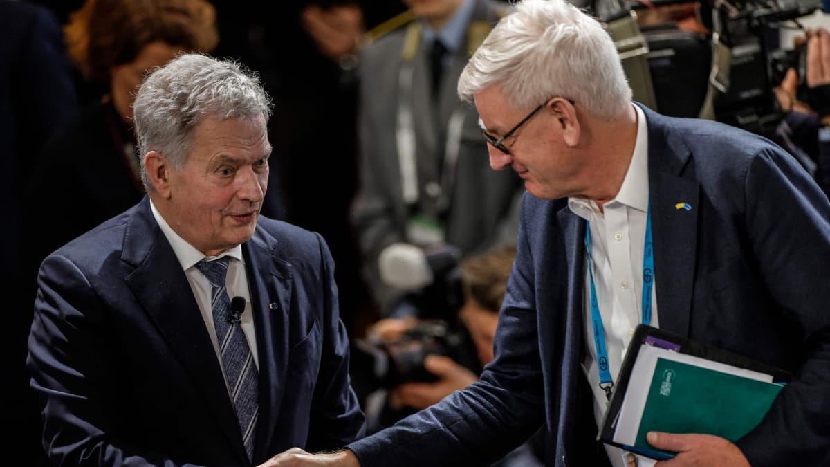 Sauli Niinistö kättelee Ruotsin entistä pääministeriä Carl Bildtiä.