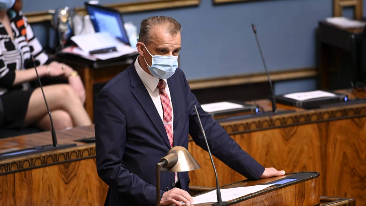  Keskustan kansanedustaja Juha Pylväs puhuu eduskunnan täysistunnossa Helsingissä.