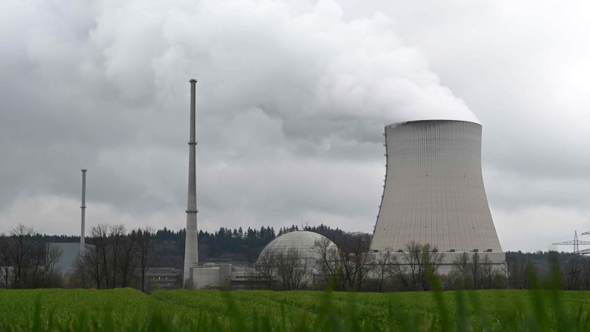  Isar-ydinvoimala Essenbachissa lähellä Landshutia, Etelä-Saksassa.