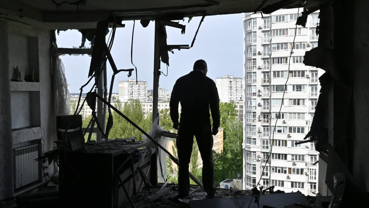 Kiovan pormestari Vitali Klitshko katselee ulos venäläisen droonin vahingoittamasta kerrostalosta Ukrainan pääkaupungissa Kiovassa.