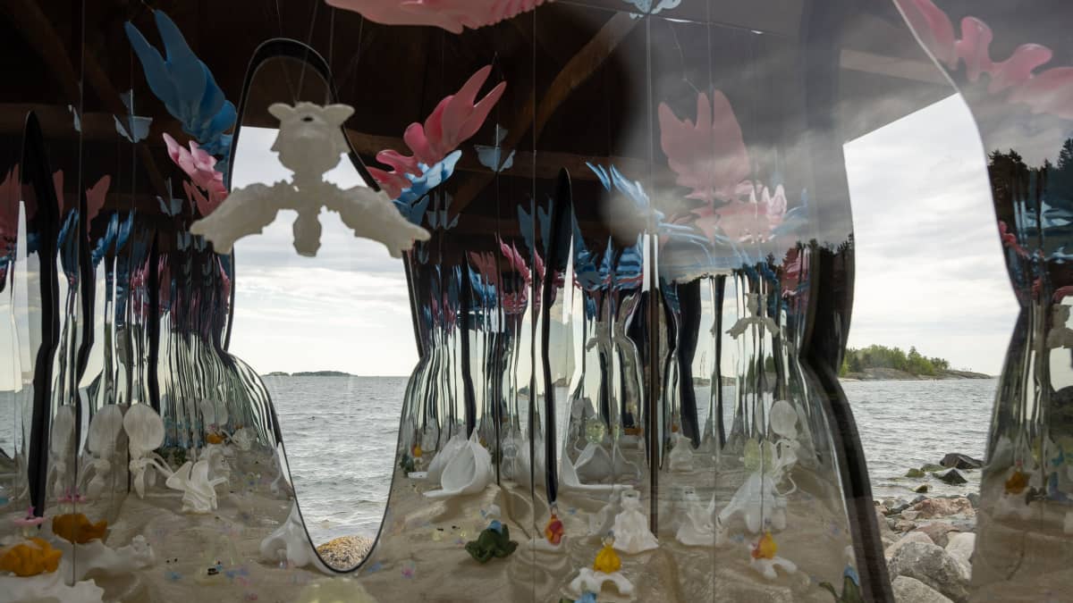 Keiken-kollektivets multimodala konstinstallation på Helsingforsbiennalen på Skanslandet 2023.