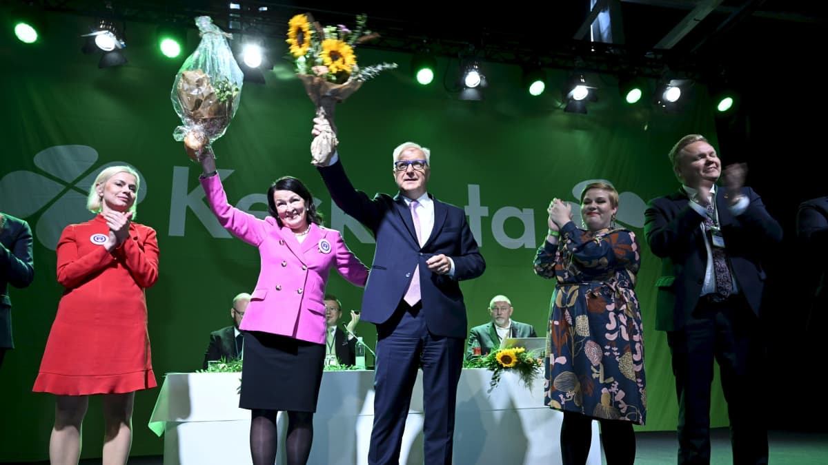 Olli Rehn ja puoliso Merja Rehn keskustan ylimääräisessä puoluekokouksessa Turussa 23. syyskuuta 2023.