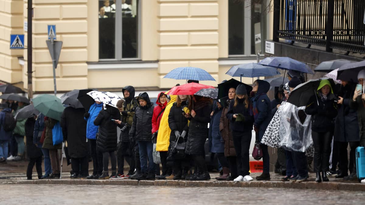 Monet ihmiset halusivat seurata Ahtisaaren surusaattoa. Kuva: Roni Rekomaa / Lehtikuva