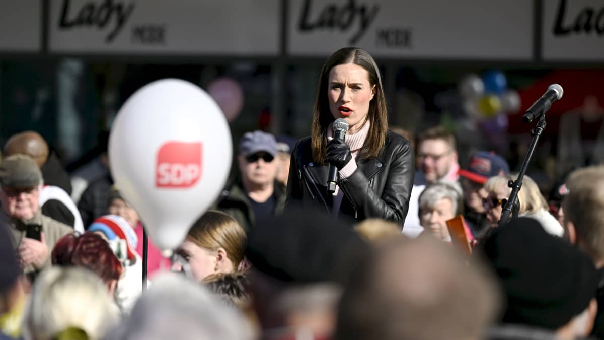 Sanna Marin puhuu äänestäjille vaalitapahtumassa.